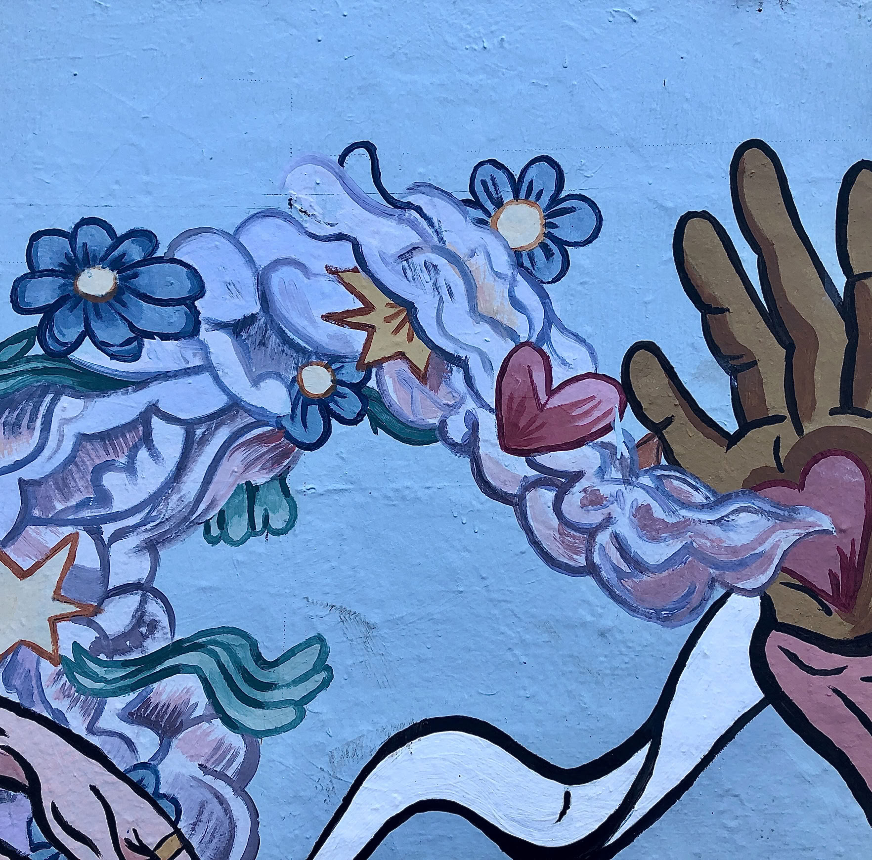 Femme En Manteau Beige Debout Près De L'étagère En Bois Blanc